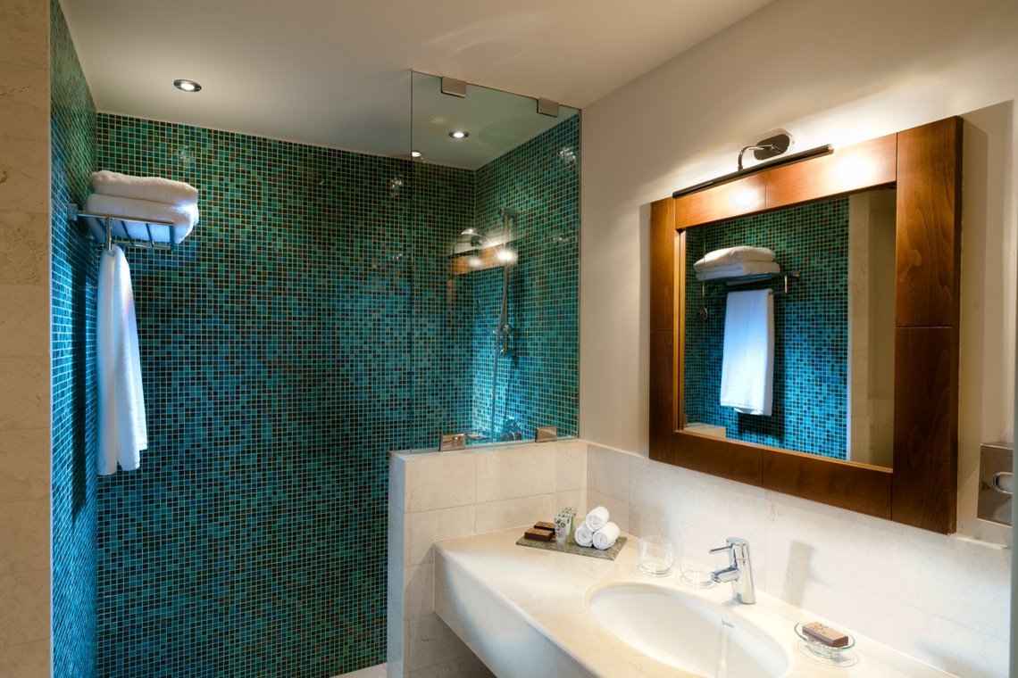 sifawy hotel Marina suite bathroom